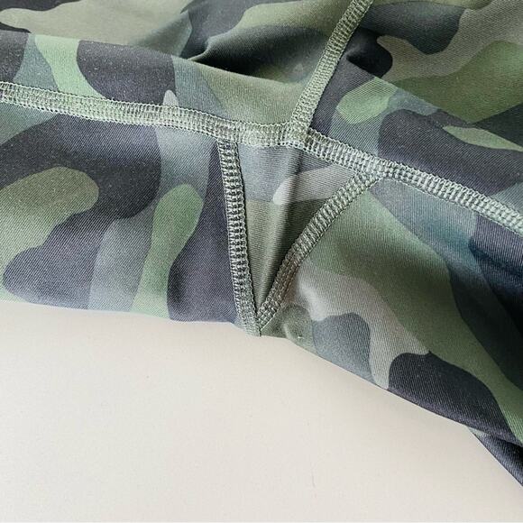 OLD NAVY Olive Green Black Camo Print High Rise Waisted Biker Shorts 8" Inseam M - Picture 9 of 12